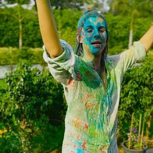 María Fernanda Yépes Instagram - Así nos despide India 🌈

Festival Holi• el festival de Colores. 

El Holi es una de las fiestas más alegres y populares de India, durante la cual no solo se celebra el cambio del invierno a la primavera, sino también, según el hinduismo, la victoria del bien sobre el mal.

El origen de la festividad es religioso y surge de la mitología hinduista. Cuando el dios Vishnu quemó en la hoguera a Holika, la encarnación del mal, y salvó a su fiel creyente Prahlad. 

#happyholi #holifestival #8marzo