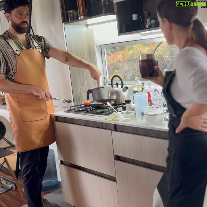 María Fernanda Yépes Instagram - Que el alimento sea tu medicina, la cocina tu laboratorio y la creación de tus platos alquimia divina✨✨✨ Enamorándome cada día más de este proceso y del arte de cocinar. Admiro Profundamente a los cocineros, chefs y amas de casa del mundo que hacen de la cocina un hermoso arte de entrega y pasión♥️🦾👩🏻🍳 que oficio tan duro, complejo y fascinante a la vez!!! Gracias @chefpablonaranjo por compartirme tu pasión y amor por este ARTE llamado COCINAR. Y a ti? Te gusta preparar tus alimentos?
