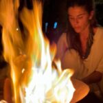 María Fernanda Yépes Instagram - Cuando las mujeres nos juntamos en círculos de hermandad, la magia ocurre. Nos permitimos vernos reflejadas en las historias de las otras, nos reconocemos en nuestras luces y sombras y volvemos a RECORDAR (volver a pasar por el corazón). Volvemos a conectar con la fuerza creadora e infinita de nuestro vientre, con nuestras memorias y así juntas sanamos!!!!! GRACIAS @mujersalvajeylibre por recordarnos la medicina del movimiento, por ayudarnos a entender cómo transitar todas nuestras facetas con amor y cuidado. GRACIAS @raizderio_ por ser la guardiana y cuidandera de este territorio. Gracias @onesantuario por acogernos con tanto amor y mimo. Gracias @camimarz por nutrirnos con tus delicia!!! Gracias a todas las mujeres que acompañaron este rezo de amor y sanación. Juntas somos INFINITAS 🤍 ♾️ Gracias a los chicos de cámara que nos acompañaron con respeto y cuidado. @cerraphilms @sacostamen