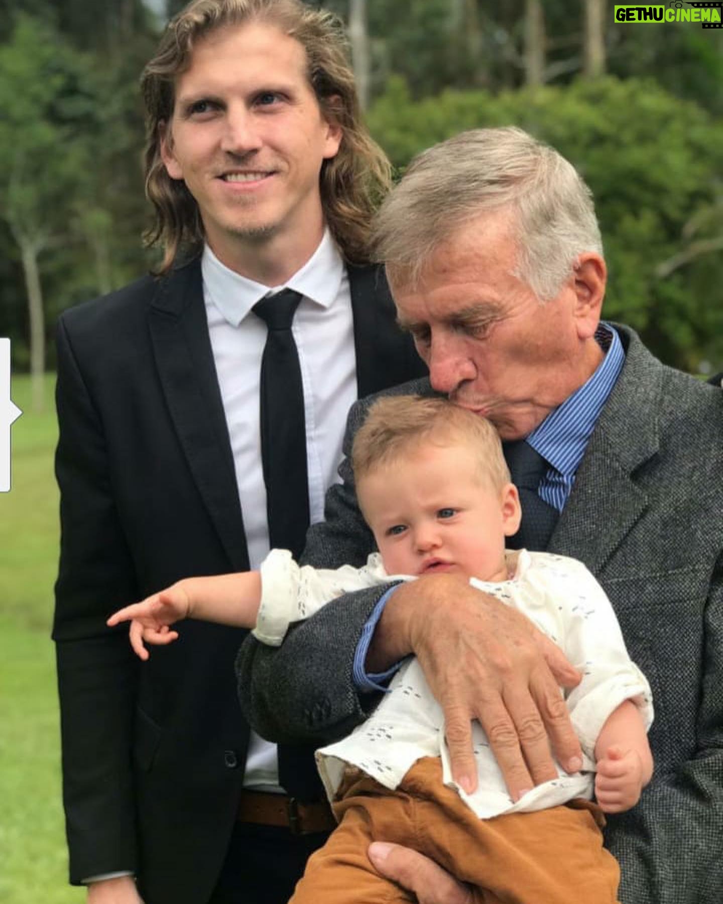 María Fernanda Yépes Instagram - Honro y celebró la vida de los hombres y padres de la Familia que elegí ❤️ Gracias papá por darme un suelo firme donde echar raíces. Amor para ser fuerte y alas para ser libre!!! Te amo. Los amo. Felicitaciones a todos los papás que están presentes en la crianza de sus hijos!!!! Gracias por ser guía, soporte, dirección y ejemplo. #felizdíapapás #díadelpadre #fathersday