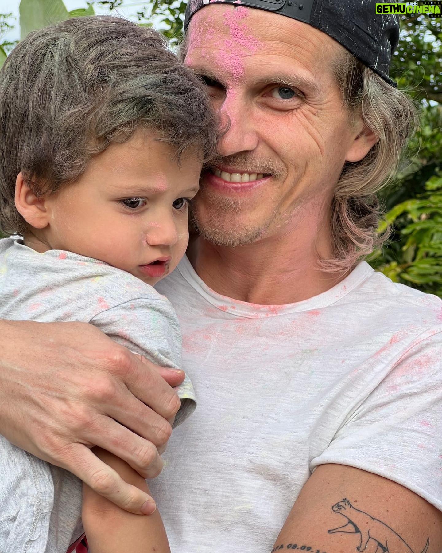 María Fernanda Yépes Instagram - Honro y celebró la vida de los hombres y padres de la Familia que elegí ❤️ Gracias papá por darme un suelo firme donde echar raíces. Amor para ser fuerte y alas para ser libre!!! Te amo. Los amo. Felicitaciones a todos los papás que están presentes en la crianza de sus hijos!!!! Gracias por ser guía, soporte, dirección y ejemplo. #felizdíapapás #díadelpadre #fathersday