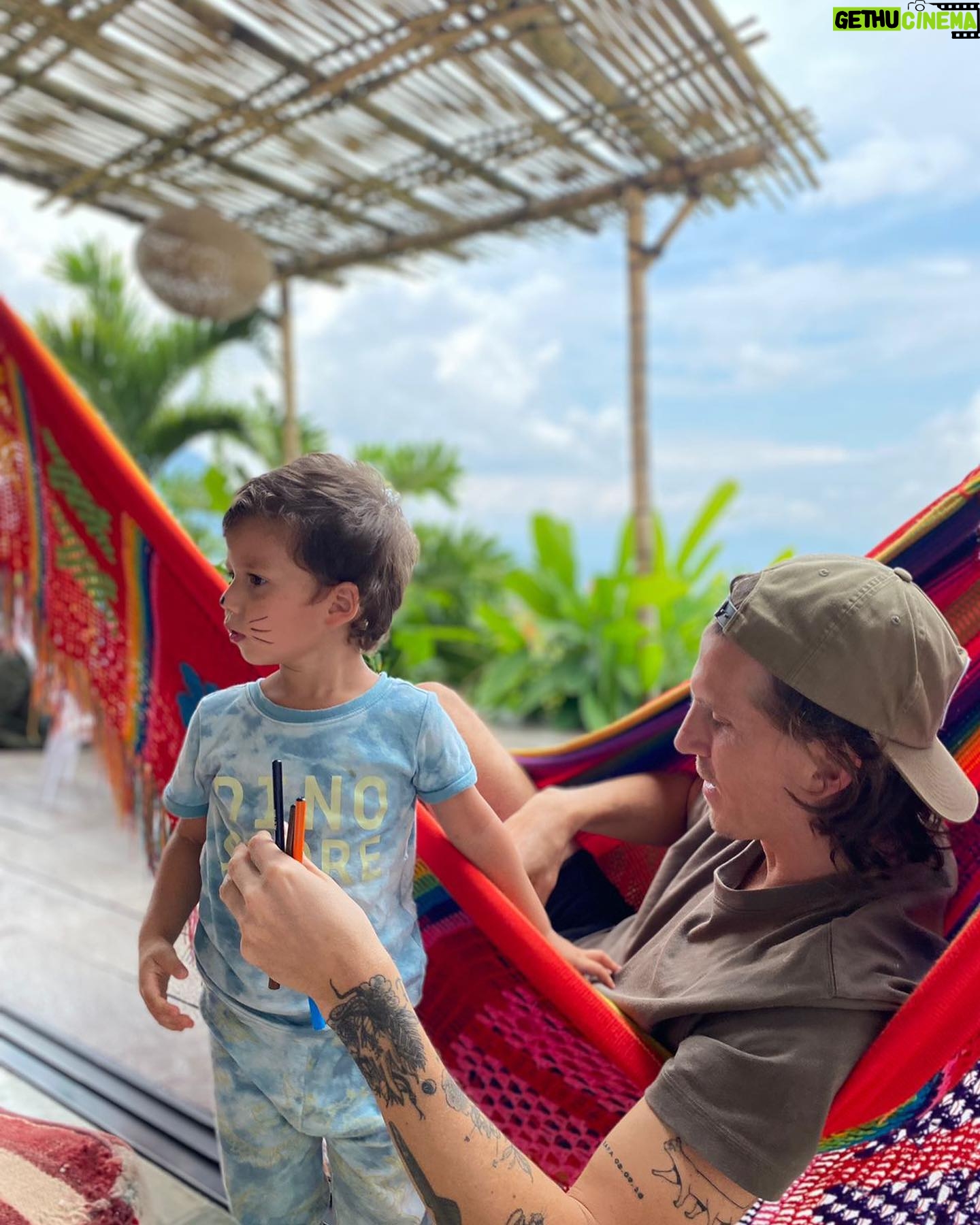 María Fernanda Yépes Instagram - Honro y celebró la vida de los hombres y padres de la Familia que elegí ❤️ Gracias papá por darme un suelo firme donde echar raíces. Amor para ser fuerte y alas para ser libre!!! Te amo. Los amo. Felicitaciones a todos los papás que están presentes en la crianza de sus hijos!!!! Gracias por ser guía, soporte, dirección y ejemplo. #felizdíapapás #díadelpadre #fathersday