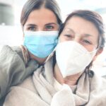 María Fernanda Yépes Instagram - Que felicidad tener a la Reina de regreso en casa❤️‍🩹🌈 Gracias a todos los que estuvieron pendientes con sus mensajes y oraciones!!! Gracias @hospitalpablotobonuribe a las enfermeras y a todo el personal médico que estuvo al cuidado de mi madre. Que bendición tenerte de vuelta ma🫶🏻 TEAMO!! Y si me adueñe de tu cadenita 🤭😬 (Uff perdonen mi griteria, estaba muy emocionada) #lamama #sheisback #fiesta #graciasdios