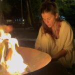 María Fernanda Yépes Instagram – Cuando las mujeres nos juntamos en círculos de hermandad, la magia ocurre. Nos permitimos vernos reflejadas en las historias de las otras, nos reconocemos en nuestras luces y sombras y volvemos a RECORDAR (volver a pasar por el corazón).
Volvemos a conectar con la fuerza creadora e infinita de nuestro vientre, con nuestras memorias y así juntas sanamos!!!!! 

GRACIAS @mujersalvajeylibre por recordarnos la medicina del movimiento, por ayudarnos a entender cómo transitar todas nuestras facetas con amor y cuidado.
GRACIAS @raizderio_ por ser la guardiana y cuidandera de este territorio.
Gracias @onesantuario por acogernos con tanto amor y mimo.
Gracias @camimarz por nutrirnos con tus delicia!!! 

Gracias a todas las mujeres que acompañaron este rezo de amor y sanación.
Juntas somos INFINITAS 🤍 ♾️ 

Gracias a los chicos de cámara que nos acompañaron con respeto y cuidado.
@cerraphilms @sacostamen