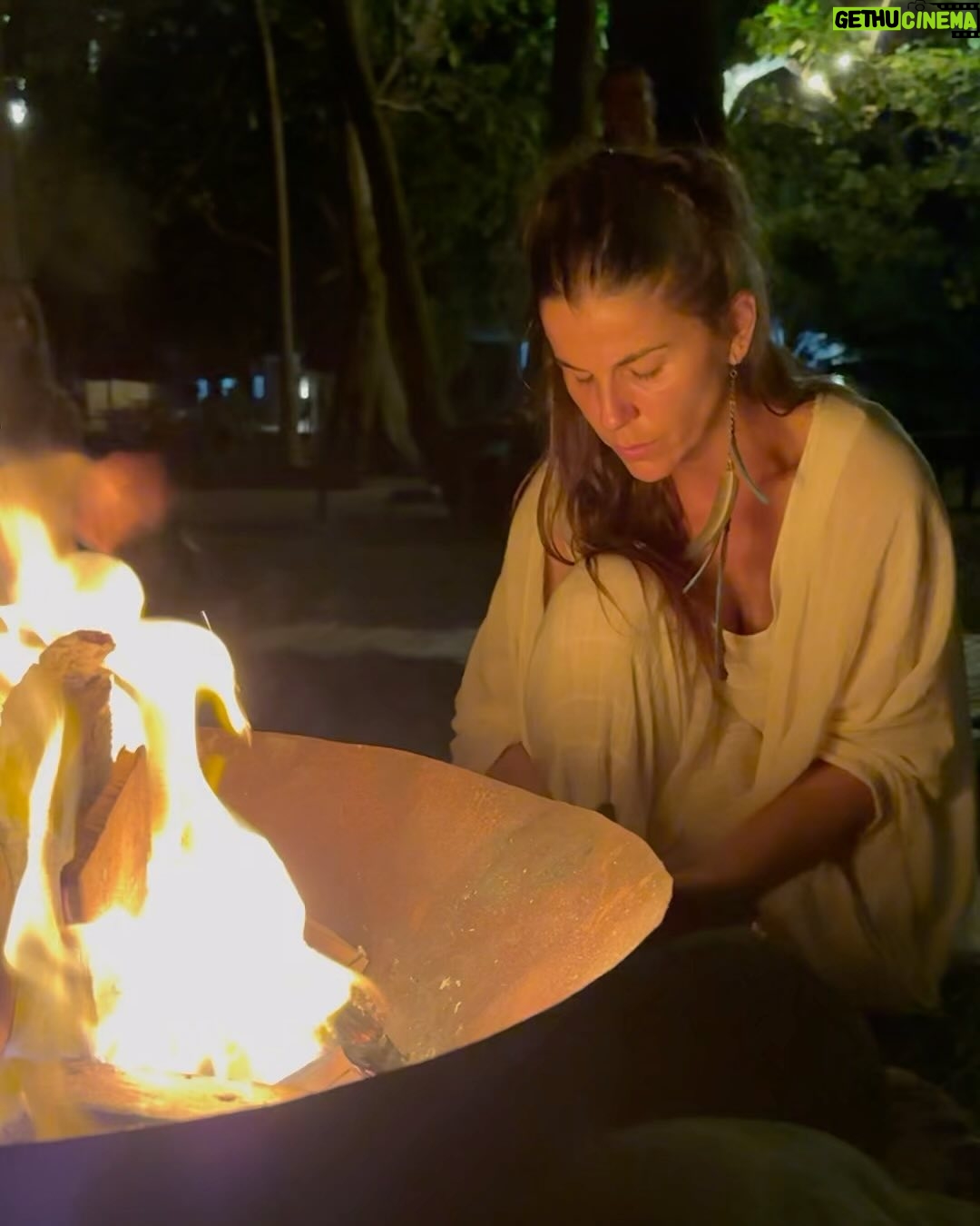 María Fernanda Yépes Instagram - Cuando las mujeres nos juntamos en círculos de hermandad, la magia ocurre. Nos permitimos vernos reflejadas en las historias de las otras, nos reconocemos en nuestras luces y sombras y volvemos a RECORDAR (volver a pasar por el corazón). Volvemos a conectar con la fuerza creadora e infinita de nuestro vientre, con nuestras memorias y así juntas sanamos!!!!! GRACIAS @mujersalvajeylibre por recordarnos la medicina del movimiento, por ayudarnos a entender cómo transitar todas nuestras facetas con amor y cuidado. GRACIAS @raizderio_ por ser la guardiana y cuidandera de este territorio. Gracias @onesantuario por acogernos con tanto amor y mimo. Gracias @camimarz por nutrirnos con tus delicia!!! Gracias a todas las mujeres que acompañaron este rezo de amor y sanación. Juntas somos INFINITAS 🤍 ♾️ Gracias a los chicos de cámara que nos acompañaron con respeto y cuidado. @cerraphilms @sacostamen