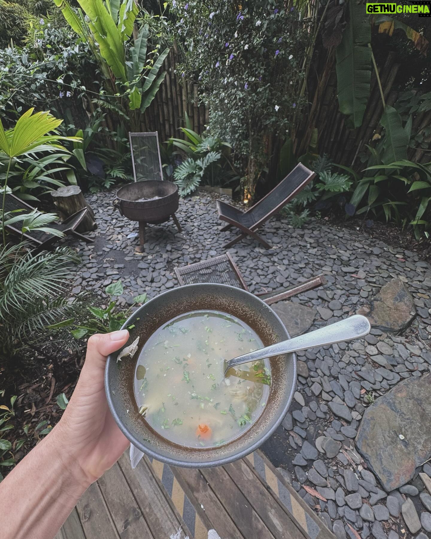 María Fernanda Yépes Instagram - “Cuidarse para poder cuidar” Gracias @tevaretreat por haber sido un remanso de paz antes de mi cirugía… Gracias por sus mensajes de amor y lindos pensamientos!! Hoy entro a una cirugía que no es grave pero si un poco delicada. Una cirugía que no podía aplazar más… y aquí voy 🦾 confiando en el proceso y en que todo va a salir bien… nos vemos en unos días… Ciao Instavencindario. Serán unos diitas de desconexión para volver con todas la fuerzas a seguir compartiendo esta linda vida con Uds comunidad bonita❤️🦋🐆