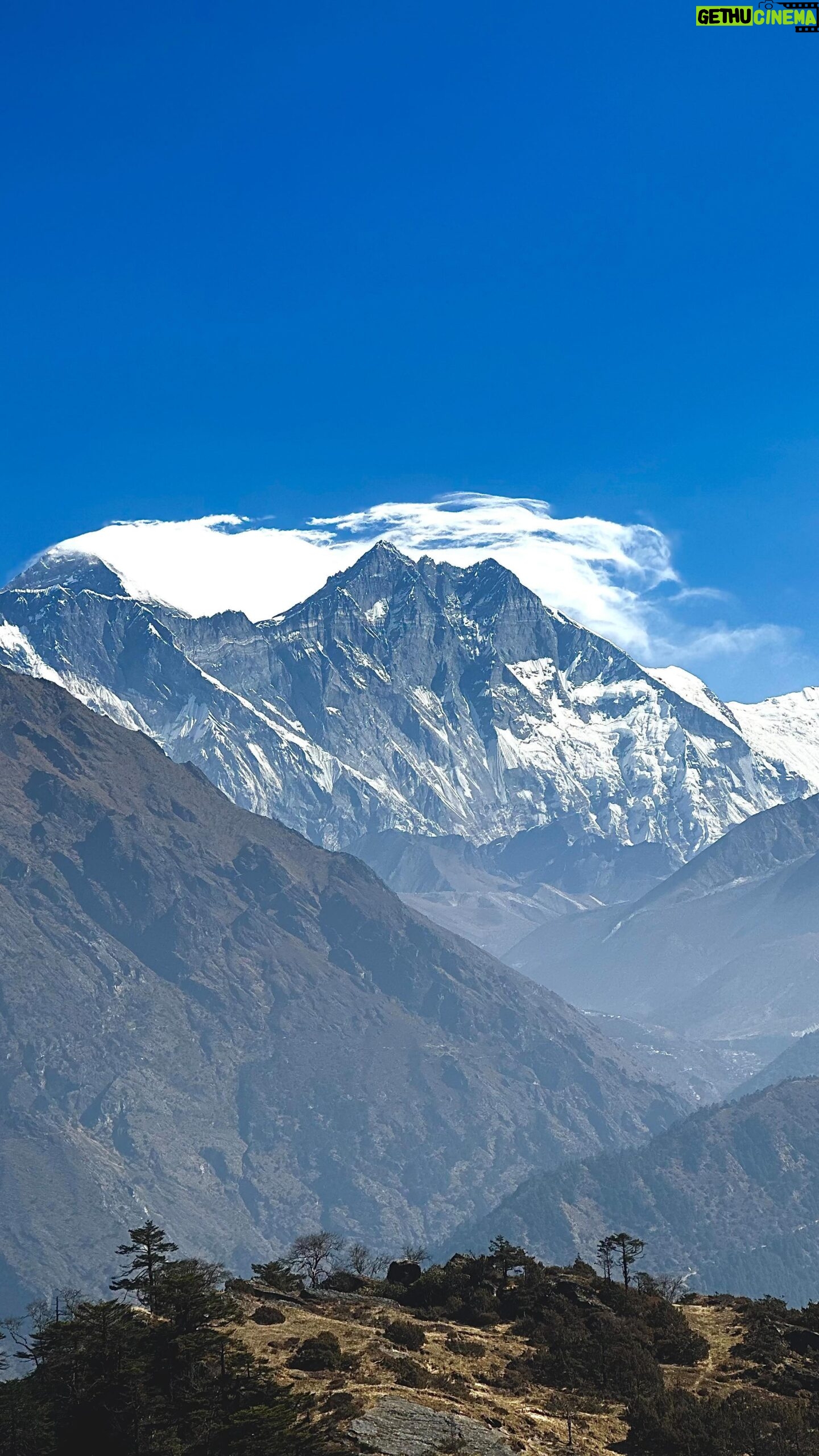 María Fernanda Yépes Instagram - 22•02•2023 22 de febrero: el día que mis ojos tuvieron el privilegio de ver en persona la Madre de todas las montañas - EL MONTE EVEREST- con una altitud de 8.848 metros sobre el nivel del mar. La convierte en la montaña más alta del planeta!!!!! GRACIAS VIDA, gracias Dios por este regalo hermoso de la creación y hoy tener el privilegio de verlo con mis propios ojos. Poesía pura. Namaste 🙏🏻 #everest #himalayasnepal #nepal #mounteverest