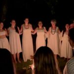 María Fernanda Yépes Instagram - Cuando las mujeres nos juntamos en círculos de hermandad, la magia ocurre. Nos permitimos vernos reflejadas en las historias de las otras, nos reconocemos en nuestras luces y sombras y volvemos a RECORDAR (volver a pasar por el corazón). Volvemos a conectar con la fuerza creadora e infinita de nuestro vientre, con nuestras memorias y así juntas sanamos!!!!! GRACIAS @mujersalvajeylibre por recordarnos la medicina del movimiento, por ayudarnos a entender cómo transitar todas nuestras facetas con amor y cuidado. GRACIAS @raizderio_ por ser la guardiana y cuidandera de este territorio. Gracias @onesantuario por acogernos con tanto amor y mimo. Gracias @camimarz por nutrirnos con tus delicia!!! Gracias a todas las mujeres que acompañaron este rezo de amor y sanación. Juntas somos INFINITAS 🤍 ♾️ Gracias a los chicos de cámara que nos acompañaron con respeto y cuidado. @cerraphilms @sacostamen