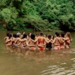 María Fernanda Yépes Instagram - Cuando las mujeres nos juntamos en círculos de hermandad, la magia ocurre. Nos permitimos vernos reflejadas en las historias de las otras, nos reconocemos en nuestras luces y sombras y volvemos a RECORDAR (volver a pasar por el corazón). Volvemos a conectar con la fuerza creadora e infinita de nuestro vientre, con nuestras memorias y así juntas sanamos!!!!! GRACIAS @mujersalvajeylibre por recordarnos la medicina del movimiento, por ayudarnos a entender cómo transitar todas nuestras facetas con amor y cuidado. GRACIAS @raizderio_ por ser la guardiana y cuidandera de este territorio. Gracias @onesantuario por acogernos con tanto amor y mimo. Gracias @camimarz por nutrirnos con tus delicia!!! Gracias a todas las mujeres que acompañaron este rezo de amor y sanación. Juntas somos INFINITAS 🤍 ♾️ Gracias a los chicos de cámara que nos acompañaron con respeto y cuidado. @cerraphilms @sacostamen