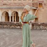 María Fernanda Yépes Instagram - Namaste India 🙏🏻💫 Quisiera escribir muchas cosas acerca de este viaje que me trajo a India a conocer esta cultura.. y me encantaría contarles varias de mis impresiones … pero por ahora quisiera reverenciar esta palabra tan usada y aveces no entendida por completo en nuestro mundo occidental • NAMASTE• Namasté o námaste es el saludo tradicional de la India. Se utiliza además para despedirse, pedir, dar gracias, mostrar respeto o veneración y para rezar. Namasté es una palabra en sánscrito (lengua clásica de la India). «Namas», quiere decir «reverencia, inclinarse», y «te» significa «ti». Por lo tanto, namaste (o namasté) significa «te saludo» o «te reverencio». Namaste también se traduce desde el sánscrito como “lo divino dentro de mí saluda a lo divino dentro de ti”, o “El Espíritu dentro de mí honra y respeta al tuyo”. Lo más hermoso de esta terminología es que tiene una infinidad de interpretaciones y connotaciones agradables para referirse al otro, como “la mejor parte de mí le desea lo mejor a lo más profundo de la tuya” Ahg! Que belleza, además va acompañada de una unión de manos en forma de rezo El mudra que acompaña a Namaste, es una posición simbólica de las manos con las palmas juntas en forma de rezo y en el centro del pecho, haciendo una ligera inclinación con la cabeza cerrando los ojos. Las manos se colocan frente al pecho porque es el lugar del chakra corazón. Por eso de las cosas que más he atesorado en este viaje.. es esta hermosa forma de saludar desde el corazón. NAMASTE India💫🤍 Ha sido una verdadera sorpresa visitarte. GRACIAS ❤️