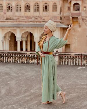 María Fernanda Yépes Instagram - Namaste India 🙏🏻💫

Quisiera escribir muchas cosas acerca de este viaje que me trajo a India a conocer esta cultura.. y me encantaría contarles varias de mis impresiones … pero por ahora quisiera reverenciar esta palabra tan usada y aveces no entendida por completo en nuestro mundo occidental • NAMASTE•

Namasté o námaste es el saludo tradicional de la India. Se utiliza además para despedirse, pedir, dar gracias, mostrar respeto o veneración y para rezar.

Namasté es una palabra en sánscrito (lengua clásica de la India). «Namas», quiere decir «reverencia, inclinarse», y «te» significa «ti». Por lo tanto, namaste (o namasté) significa «te saludo» o «te reverencio». 

Namaste también se traduce desde el sánscrito como “lo divino dentro de mí saluda a lo divino dentro de ti”, o “El Espíritu dentro de mí honra y respeta al tuyo”.
Lo más hermoso de esta terminología es que tiene una infinidad de interpretaciones y connotaciones agradables para referirse al otro, como “la mejor parte de mí le desea lo mejor a lo más profundo de la tuya”

Ahg! Que belleza, además va acompañada de una unión de manos en forma de rezo El mudra que acompaña a Namaste, es una posición simbólica de las manos con las palmas juntas en forma de rezo y en el centro del pecho, haciendo una ligera inclinación con la cabeza cerrando los ojos. Las manos se colocan frente al pecho porque es el lugar del chakra corazón.

Por eso de las cosas que más he atesorado en este viaje.. es esta hermosa forma de saludar desde el corazón. 

NAMASTE India💫🤍

Ha sido una verdadera sorpresa visitarte.

GRACIAS ❤️