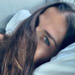 María Fernanda Yépes Instagram - Y así despido este mes de Febrero… Donde para mí fue como una montaña rusa de emociones. Morí… Nací … Dejé atrás un dolor.. Lo quemé, lo solté y lo transformé en flores, aprendizajes y colores 🌈✨ y volví a sonreír…. POR QUE LA VIDA EMPIEZA MUCHAS VECES!!!! Y tú? Como despides este mes?