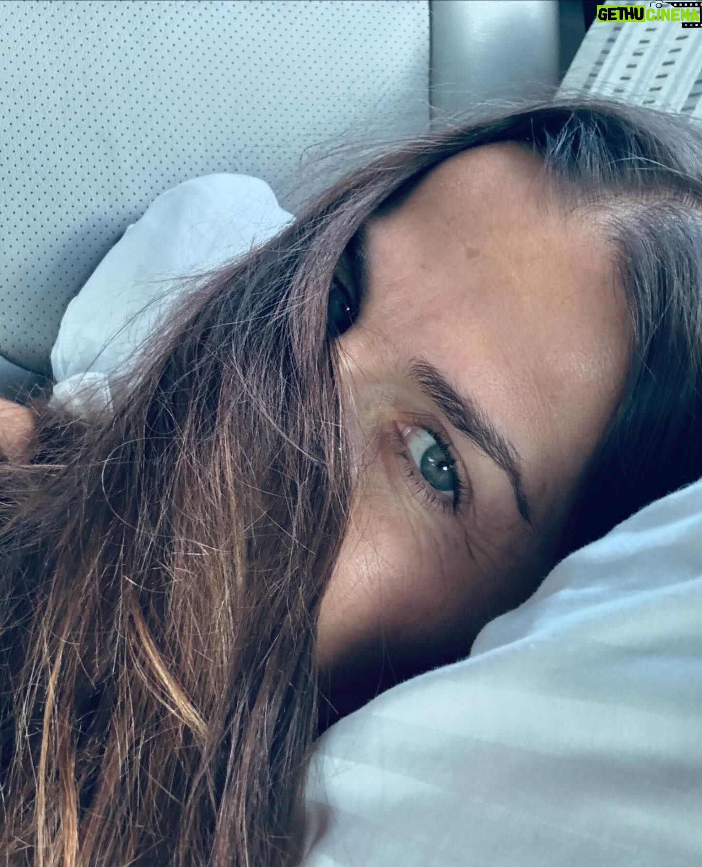 María Fernanda Yépes Instagram - Y así despido este mes de Febrero… Donde para mí fue como una montaña rusa de emociones. Morí… Nací … Dejé atrás un dolor.. Lo quemé, lo solté y lo transformé en flores, aprendizajes y colores 🌈✨ y volví a sonreír…. POR QUE LA VIDA EMPIEZA MUCHAS VECES!!!! Y tú? Como despides este mes?