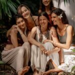 María Fernanda Yépes Instagram - Cuando las mujeres nos juntamos en círculos de hermandad, la magia ocurre. Nos permitimos vernos reflejadas en las historias de las otras, nos reconocemos en nuestras luces y sombras y volvemos a RECORDAR (volver a pasar por el corazón). Volvemos a conectar con la fuerza creadora e infinita de nuestro vientre, con nuestras memorias y así juntas sanamos!!!!! GRACIAS @mujersalvajeylibre por recordarnos la medicina del movimiento, por ayudarnos a entender cómo transitar todas nuestras facetas con amor y cuidado. GRACIAS @raizderio_ por ser la guardiana y cuidandera de este territorio. Gracias @onesantuario por acogernos con tanto amor y mimo. Gracias @camimarz por nutrirnos con tus delicia!!! Gracias a todas las mujeres que acompañaron este rezo de amor y sanación. Juntas somos INFINITAS 🤍 ♾️ Gracias a los chicos de cámara que nos acompañaron con respeto y cuidado. @cerraphilms @sacostamen