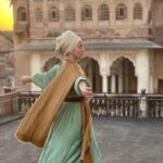 María Fernanda Yépes Instagram - Namaste India 🙏🏻💫 Quisiera escribir muchas cosas acerca de este viaje que me trajo a India a conocer esta cultura.. y me encantaría contarles varias de mis impresiones … pero por ahora quisiera reverenciar esta palabra tan usada y aveces no entendida por completo en nuestro mundo occidental • NAMASTE• Namasté o námaste es el saludo tradicional de la India. Se utiliza además para despedirse, pedir, dar gracias, mostrar respeto o veneración y para rezar. Namasté es una palabra en sánscrito (lengua clásica de la India). «Namas», quiere decir «reverencia, inclinarse», y «te» significa «ti». Por lo tanto, namaste (o namasté) significa «te saludo» o «te reverencio». Namaste también se traduce desde el sánscrito como “lo divino dentro de mí saluda a lo divino dentro de ti”, o “El Espíritu dentro de mí honra y respeta al tuyo”. Lo más hermoso de esta terminología es que tiene una infinidad de interpretaciones y connotaciones agradables para referirse al otro, como “la mejor parte de mí le desea lo mejor a lo más profundo de la tuya” Ahg! Que belleza, además va acompañada de una unión de manos en forma de rezo El mudra que acompaña a Namaste, es una posición simbólica de las manos con las palmas juntas en forma de rezo y en el centro del pecho, haciendo una ligera inclinación con la cabeza cerrando los ojos. Las manos se colocan frente al pecho porque es el lugar del chakra corazón. Por eso de las cosas que más he atesorado en este viaje.. es esta hermosa forma de saludar desde el corazón. NAMASTE India💫🤍 Ha sido una verdadera sorpresa visitarte. GRACIAS ❤️