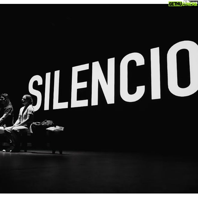 María Gracia Omegna Instagram - Feliz día del teatro/ vaya al teatro/ guarde silencio/ disfrute la función/ 🥳