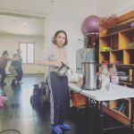 María Gracia Omegna Instagram - Secuencia de un busto generoso para recordar que ya estamos a una semana de estrenar #tellmewhy en @teatro_nescafe con @dayanaamigo @gaburzua @kokesantaana @joseantonioraffo @marielka @carmendisagutierrez @carlosdonosom por @ticketek_chile