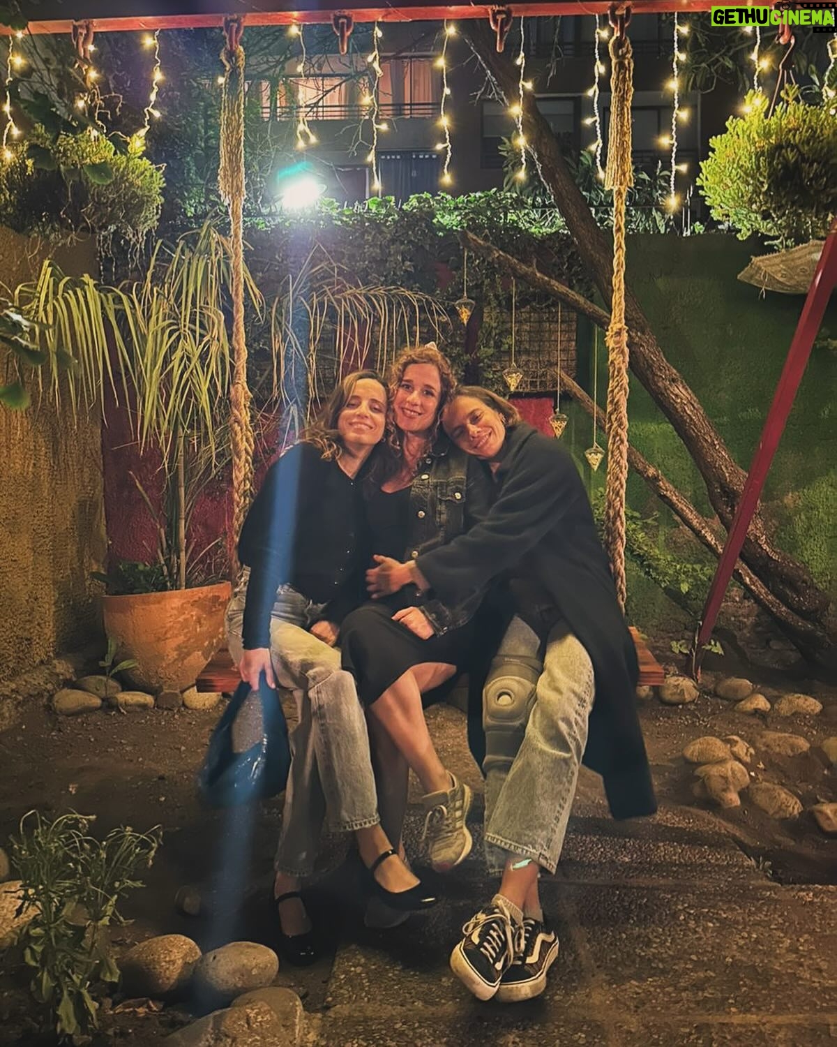 María Gracia Omegna Instagram - Con la guatita de @catadelacerda y la compañía eterna de mi @camilahirane dándole la bienvenida a la temporada de verano en @restoranpadthai ❤️🌈