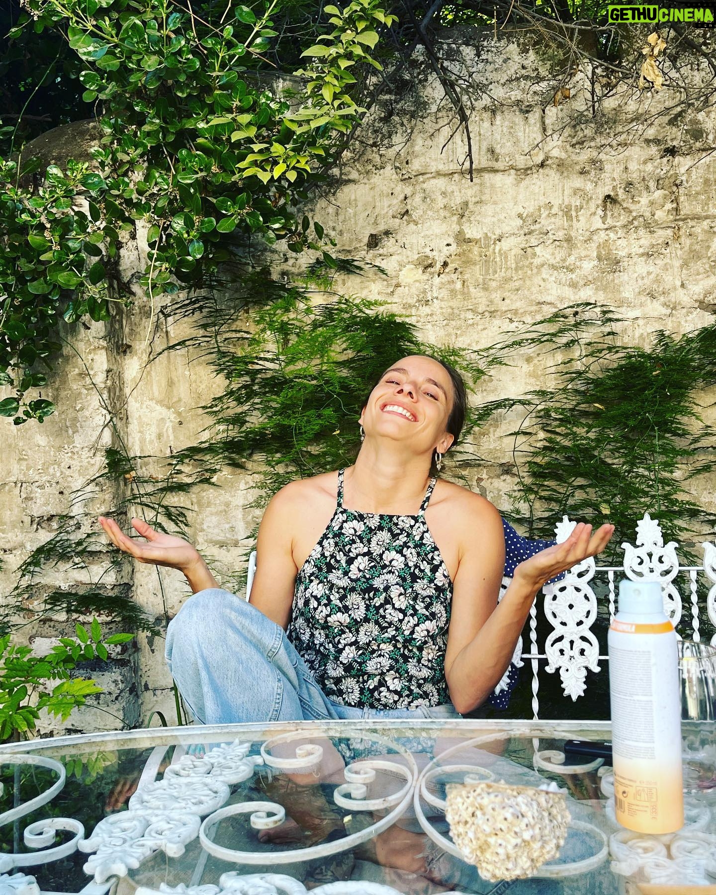 María Gracia Omegna Instagram - Por fin llego la brisa.