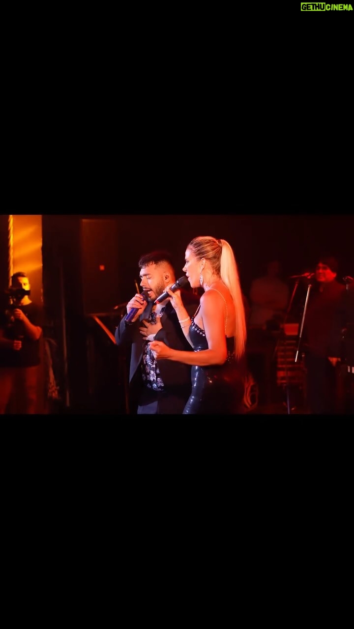 Marcela Baños Instagram - Salí del @teatrocolonialavellaneda con el CORAZÓN EXPLOTADO 🔥🔥🔥 !!! Muchísimas gracias @nicomattioliok x la invitación para cantar CABALLITO DE MAR con toda la banda en vivo. Una noche de esas que quedan guardadas para siempre ❤️ y con todos ustedes con unas ganas tremendas de celebrar 🥂🎉 @ramalopezok LA presentación 👏🏻👏🏻👏🏻👏🏻❣️😂 El vestido es del talentoso @carlosmelendezmoda 🔥 El make up @myrublajha Peino @diegomonettaestilista Muchas gracias @pablomoralesook 🎥🤩 crack!!