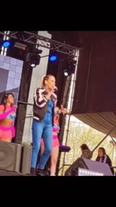 Marcela Baños Instagram - 𝐏𝐚𝐬𝐢𝐨𝐧 𝐱 𝐈𝐭𝐮𝐳𝐚 🎤‼️ A toda le gente que se acercó al Club Santa Rita, Ituzaingó… para festejar junto a @pasiondesabado 🔛 GRACIAS 👏🏻❤️ Gracias x la onda ‼️ 👏🏻👏🏻👏🏻 @elioelvaquerook @gaston_angrisani @gustavito_tulipanes @loreyroquemegusta @malakate_oficial @quiroz.rocio ❤️ Gracias a quienes nos asistieron. Estuve acompañada x Adrián, locutor de Ituzaingo 👏🏻 Y mis compas @kitty_encina @camilabuttner @lara.panther @nickyy_vega 💃💃💃 En la produ @lujaidar @walter_cuti_arganaraz 👏🏻👏🏻 En el make up @myrublajha Nos peino @diegomonettaestilista Y me grabo un montón de videos divinos para poder compartirles un poco de esta tarde. Vestuario @imagendaniela / Rosalía En las cámaras @yeiyei.ratto @carlosartaza_ 🎥 DJ invitado @pikchudj Nos encontraremos x ahí bailando cumbia 😉💃🔥 Mono @urban_denim.ar @luluharari Borcegos @pranazapatos @rickiprensa Campera @mykonoslove467 🔥