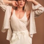 Marcela Fetter Instagram - @gqbrasil 💛⚡️ ・・・ Na pele da jornalista Érica em "Pantanal", Marcela Fetter poderia ter interpretado Madeleine na primeira fase da novela. Isso porque o primeiro teste da atriz para o folhetim foi para a personagem de Bruna Linzmeyer. "Meu primeiro contato com a novela foi em um processo de testes para fazer a Madeleine na primeira versão, no final de 2020, se eu não me engano. Fui passando por alguns testes e acabou que não rolou a Madeleine", conta em entrevista à GQ. "No final de janeiro de 2022, fui convidada para fazer a Érica. E nada é por acaso, é um prazer fazer a Érica, uma delícia, e hoje eu entendo tudo, o porque que foi assim", completa. No papo, a atriz também confessa que admira o jeito cara de pau de sua personagem. "Gostaria até de roubar um pouquinho dela", diz. . Entrevista completa no site, link nos stories. 📸 @pupindeleu #GQBrasil #Pantanal #MarcelaFetter