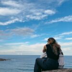 Marcela Fetter Instagram - Diário de bordo: 30° dia de 🇦🇺 1 mês de Austrália, 15.558km de distância do que chamava de vida e da minha zona de conforto. Essa sou eu, me reconectando com meu lado sonhadora, fazendo jus ao meu sol em aquário, todos os dias vivendo algo “pela primeira vez”. Falando nisso, qual foi a última vez que você fez algo pela primeira vez? Você se lembra de como é gostosa essa sensação? Você não precisa atravessar o planeta pra isso, mas eu precisei ir para bemmm longe da minha zona de conforto pra entender certas coisas e me conectar com algumas coisas que estavam perdidas em mim. O intercâmbio é muito, mas muito mais intenso do que eu imaginei e com essa intensidade, vem alguns aprendizados, como: - Desacelerar é importante. - Viver um dia de cada vez é o segredo de tudo. - Que nem tudo é do jeito que a gente quer. - Que viver o novo faz eu me sentir viva. - Chorar é tão necessário quanto sorrir. - Que pra sentir o gostinho da superação, precisamos nos arriscar. - Somos capazes de tudo. - Como vivemos no automático sem perceber. - Temos um mundo de possibilidades. Mas viver o presente é o maior de todos aprendizados! E ainda no meio de tudo isso, percebi o quanto tenho sede de viver e passei a amar mais o processo, sem pensar muito na linha de chegada. Isso torna a vida muito mais legal e menos pesada. Austrália temos tanto a viver mas em pouco tempo você me lembrou coisas simples da vida, trazendo de volta minha criança sonhadora, cheia de desejos, com muitas inseguranças também, mas sem medo de me arriscar e de viver minha verdade, que no fundo é isso que realmente importante. Gratidão por cada benção e cada obstáculo vivido nesse primeiro mês de intercâmbio, tudo que acontece é pra nossa evolução (não esqueçam disso)! 🙏🏼🤍🙌🏼