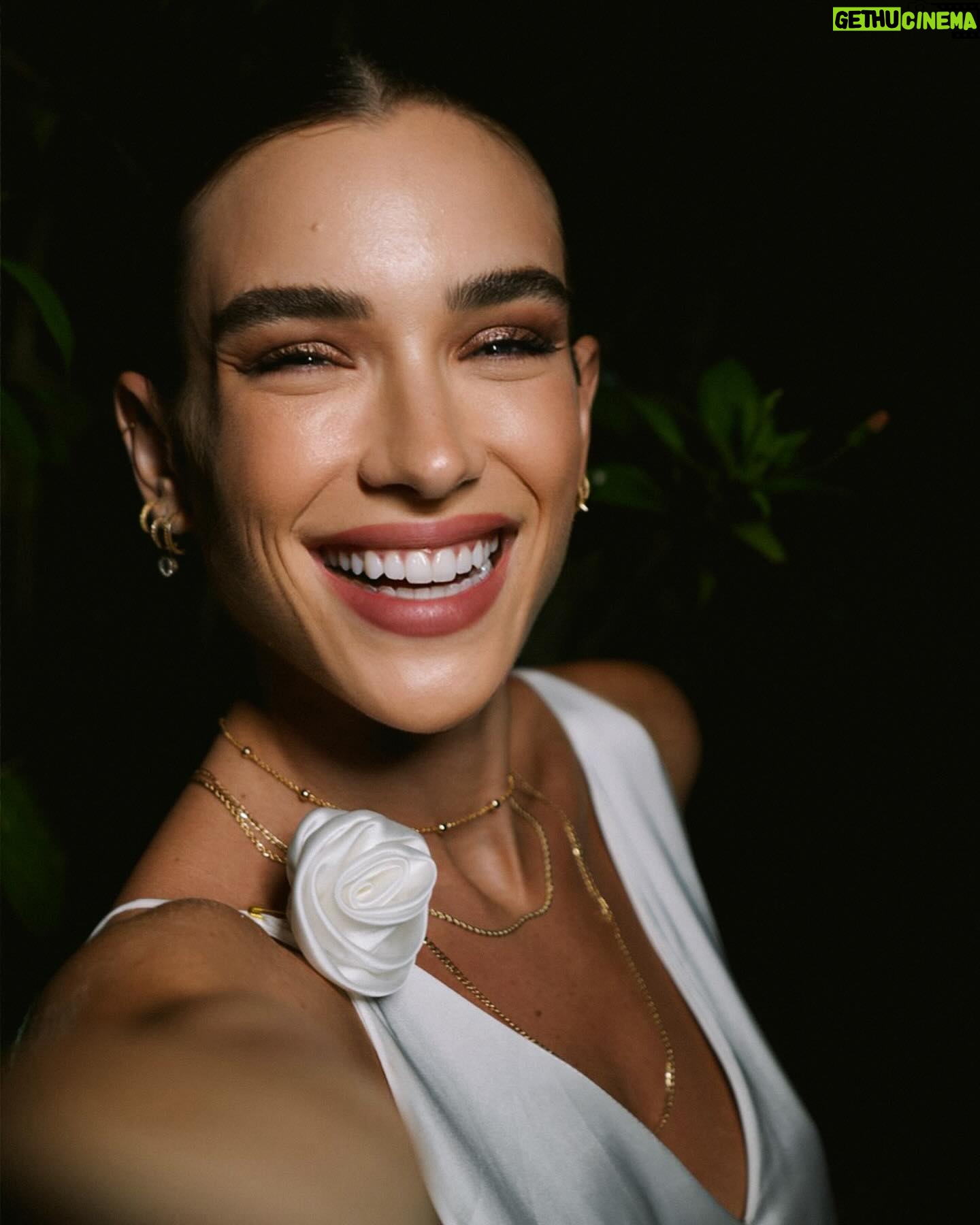 Marcela Fetter Instagram - Que esse próximo ano seja leve e cheio de amor 🤍✨ que cada um de nós possamos fazer e ser a diferença pro mundo! Venha 2024.. que não vejo a hora da sua chegada!