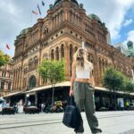 Marcela Fetter Instagram - Diário de bordo: 30° dia de 🇦🇺 1 mês de Austrália, 15.558km de distância do que chamava de vida e da minha zona de conforto. Essa sou eu, me reconectando com meu lado sonhadora, fazendo jus ao meu sol em aquário, todos os dias vivendo algo “pela primeira vez”. Falando nisso, qual foi a última vez que você fez algo pela primeira vez? Você se lembra de como é gostosa essa sensação? Você não precisa atravessar o planeta pra isso, mas eu precisei ir para bemmm longe da minha zona de conforto pra entender certas coisas e me conectar com algumas coisas que estavam perdidas em mim. O intercâmbio é muito, mas muito mais intenso do que eu imaginei e com essa intensidade, vem alguns aprendizados, como: - Desacelerar é importante. - Viver um dia de cada vez é o segredo de tudo. - Que nem tudo é do jeito que a gente quer. - Que viver o novo faz eu me sentir viva. - Chorar é tão necessário quanto sorrir. - Que pra sentir o gostinho da superação, precisamos nos arriscar. - Somos capazes de tudo. - Como vivemos no automático sem perceber. - Temos um mundo de possibilidades. Mas viver o presente é o maior de todos aprendizados! E ainda no meio de tudo isso, percebi o quanto tenho sede de viver e passei a amar mais o processo, sem pensar muito na linha de chegada. Isso torna a vida muito mais legal e menos pesada. Austrália temos tanto a viver mas em pouco tempo você me lembrou coisas simples da vida, trazendo de volta minha criança sonhadora, cheia de desejos, com muitas inseguranças também, mas sem medo de me arriscar e de viver minha verdade, que no fundo é isso que realmente importante. Gratidão por cada benção e cada obstáculo vivido nesse primeiro mês de intercâmbio, tudo que acontece é pra nossa evolução (não esqueçam disso)! 🙏🏼🤍🙌🏼