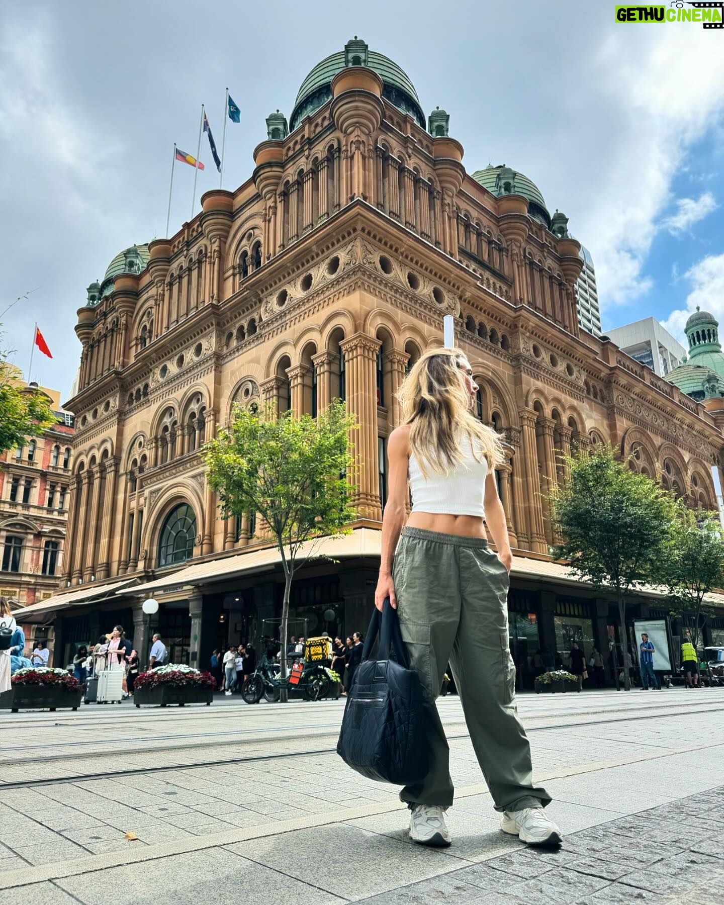 Marcela Fetter Instagram - Diário de bordo: 30° dia de 🇦🇺 1 mês de Austrália, 15.558km de distância do que chamava de vida e da minha zona de conforto. Essa sou eu, me reconectando com meu lado sonhadora, fazendo jus ao meu sol em aquário, todos os dias vivendo algo “pela primeira vez”. Falando nisso, qual foi a última vez que você fez algo pela primeira vez? Você se lembra de como é gostosa essa sensação? Você não precisa atravessar o planeta pra isso, mas eu precisei ir para bemmm longe da minha zona de conforto pra entender certas coisas e me conectar com algumas coisas que estavam perdidas em mim. O intercâmbio é muito, mas muito mais intenso do que eu imaginei e com essa intensidade, vem alguns aprendizados, como: - Desacelerar é importante. - Viver um dia de cada vez é o segredo de tudo. - Que nem tudo é do jeito que a gente quer. - Que viver o novo faz eu me sentir viva. - Chorar é tão necessário quanto sorrir. - Que pra sentir o gostinho da superação, precisamos nos arriscar. - Somos capazes de tudo. - Como vivemos no automático sem perceber. - Temos um mundo de possibilidades. Mas viver o presente é o maior de todos aprendizados! E ainda no meio de tudo isso, percebi o quanto tenho sede de viver e passei a amar mais o processo, sem pensar muito na linha de chegada. Isso torna a vida muito mais legal e menos pesada. Austrália temos tanto a viver mas em pouco tempo você me lembrou coisas simples da vida, trazendo de volta minha criança sonhadora, cheia de desejos, com muitas inseguranças também, mas sem medo de me arriscar e de viver minha verdade, que no fundo é isso que realmente importante. Gratidão por cada benção e cada obstáculo vivido nesse primeiro mês de intercâmbio, tudo que acontece é pra nossa evolução (não esqueçam disso)! 🙏🏼🤍🙌🏼