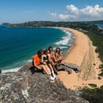 Marcela Fetter Instagram - Diário de bordo: 30° dia de 🇦🇺 1 mês de Austrália, 15.558km de distância do que chamava de vida e da minha zona de conforto. Essa sou eu, me reconectando com meu lado sonhadora, fazendo jus ao meu sol em aquário, todos os dias vivendo algo “pela primeira vez”. Falando nisso, qual foi a última vez que você fez algo pela primeira vez? Você se lembra de como é gostosa essa sensação? Você não precisa atravessar o planeta pra isso, mas eu precisei ir para bemmm longe da minha zona de conforto pra entender certas coisas e me conectar com algumas coisas que estavam perdidas em mim. O intercâmbio é muito, mas muito mais intenso do que eu imaginei e com essa intensidade, vem alguns aprendizados, como: - Desacelerar é importante. - Viver um dia de cada vez é o segredo de tudo. - Que nem tudo é do jeito que a gente quer. - Que viver o novo faz eu me sentir viva. - Chorar é tão necessário quanto sorrir. - Que pra sentir o gostinho da superação, precisamos nos arriscar. - Somos capazes de tudo. - Como vivemos no automático sem perceber. - Temos um mundo de possibilidades. Mas viver o presente é o maior de todos aprendizados! E ainda no meio de tudo isso, percebi o quanto tenho sede de viver e passei a amar mais o processo, sem pensar muito na linha de chegada. Isso torna a vida muito mais legal e menos pesada. Austrália temos tanto a viver mas em pouco tempo você me lembrou coisas simples da vida, trazendo de volta minha criança sonhadora, cheia de desejos, com muitas inseguranças também, mas sem medo de me arriscar e de viver minha verdade, que no fundo é isso que realmente importante. Gratidão por cada benção e cada obstáculo vivido nesse primeiro mês de intercâmbio, tudo que acontece é pra nossa evolução (não esqueçam disso)! 🙏🏼🤍🙌🏼