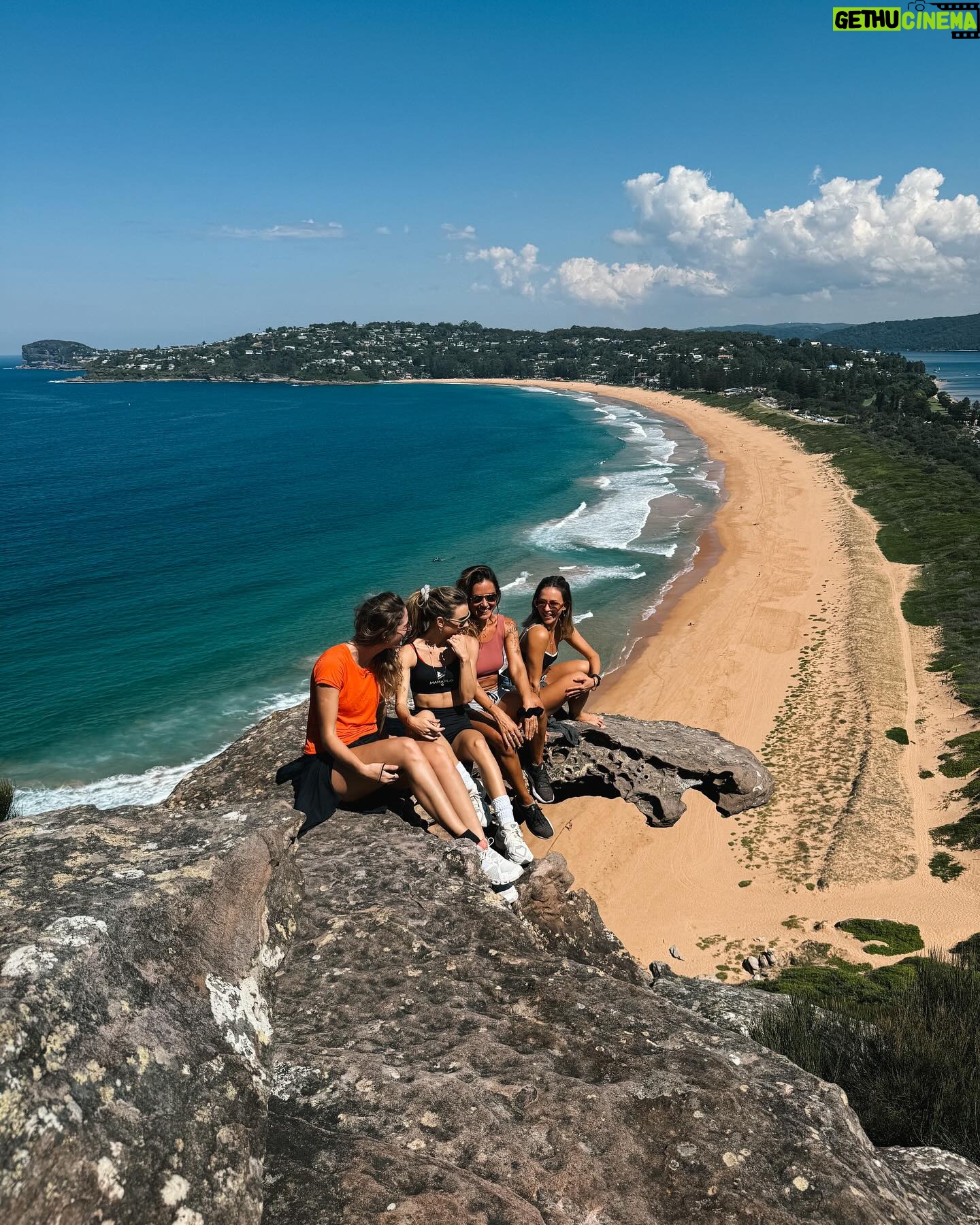 Marcela Fetter Instagram - Diário de bordo: 30° dia de 🇦🇺 1 mês de Austrália, 15.558km de distância do que chamava de vida e da minha zona de conforto. Essa sou eu, me reconectando com meu lado sonhadora, fazendo jus ao meu sol em aquário, todos os dias vivendo algo “pela primeira vez”. Falando nisso, qual foi a última vez que você fez algo pela primeira vez? Você se lembra de como é gostosa essa sensação? Você não precisa atravessar o planeta pra isso, mas eu precisei ir para bemmm longe da minha zona de conforto pra entender certas coisas e me conectar com algumas coisas que estavam perdidas em mim. O intercâmbio é muito, mas muito mais intenso do que eu imaginei e com essa intensidade, vem alguns aprendizados, como: - Desacelerar é importante. - Viver um dia de cada vez é o segredo de tudo. - Que nem tudo é do jeito que a gente quer. - Que viver o novo faz eu me sentir viva. - Chorar é tão necessário quanto sorrir. - Que pra sentir o gostinho da superação, precisamos nos arriscar. - Somos capazes de tudo. - Como vivemos no automático sem perceber. - Temos um mundo de possibilidades. Mas viver o presente é o maior de todos aprendizados! E ainda no meio de tudo isso, percebi o quanto tenho sede de viver e passei a amar mais o processo, sem pensar muito na linha de chegada. Isso torna a vida muito mais legal e menos pesada. Austrália temos tanto a viver mas em pouco tempo você me lembrou coisas simples da vida, trazendo de volta minha criança sonhadora, cheia de desejos, com muitas inseguranças também, mas sem medo de me arriscar e de viver minha verdade, que no fundo é isso que realmente importante. Gratidão por cada benção e cada obstáculo vivido nesse primeiro mês de intercâmbio, tudo que acontece é pra nossa evolução (não esqueçam disso)! 🙏🏼🤍🙌🏼