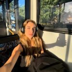 Marcela Fetter Instagram - Diário de bordo: 30° dia de 🇦🇺 1 mês de Austrália, 15.558km de distância do que chamava de vida e da minha zona de conforto. Essa sou eu, me reconectando com meu lado sonhadora, fazendo jus ao meu sol em aquário, todos os dias vivendo algo “pela primeira vez”. Falando nisso, qual foi a última vez que você fez algo pela primeira vez? Você se lembra de como é gostosa essa sensação? Você não precisa atravessar o planeta pra isso, mas eu precisei ir para bemmm longe da minha zona de conforto pra entender certas coisas e me conectar com algumas coisas que estavam perdidas em mim. O intercâmbio é muito, mas muito mais intenso do que eu imaginei e com essa intensidade, vem alguns aprendizados, como: - Desacelerar é importante. - Viver um dia de cada vez é o segredo de tudo. - Que nem tudo é do jeito que a gente quer. - Que viver o novo faz eu me sentir viva. - Chorar é tão necessário quanto sorrir. - Que pra sentir o gostinho da superação, precisamos nos arriscar. - Somos capazes de tudo. - Como vivemos no automático sem perceber. - Temos um mundo de possibilidades. Mas viver o presente é o maior de todos aprendizados! E ainda no meio de tudo isso, percebi o quanto tenho sede de viver e passei a amar mais o processo, sem pensar muito na linha de chegada. Isso torna a vida muito mais legal e menos pesada. Austrália temos tanto a viver mas em pouco tempo você me lembrou coisas simples da vida, trazendo de volta minha criança sonhadora, cheia de desejos, com muitas inseguranças também, mas sem medo de me arriscar e de viver minha verdade, que no fundo é isso que realmente importante. Gratidão por cada benção e cada obstáculo vivido nesse primeiro mês de intercâmbio, tudo que acontece é pra nossa evolução (não esqueçam disso)! 🙏🏼🤍🙌🏼