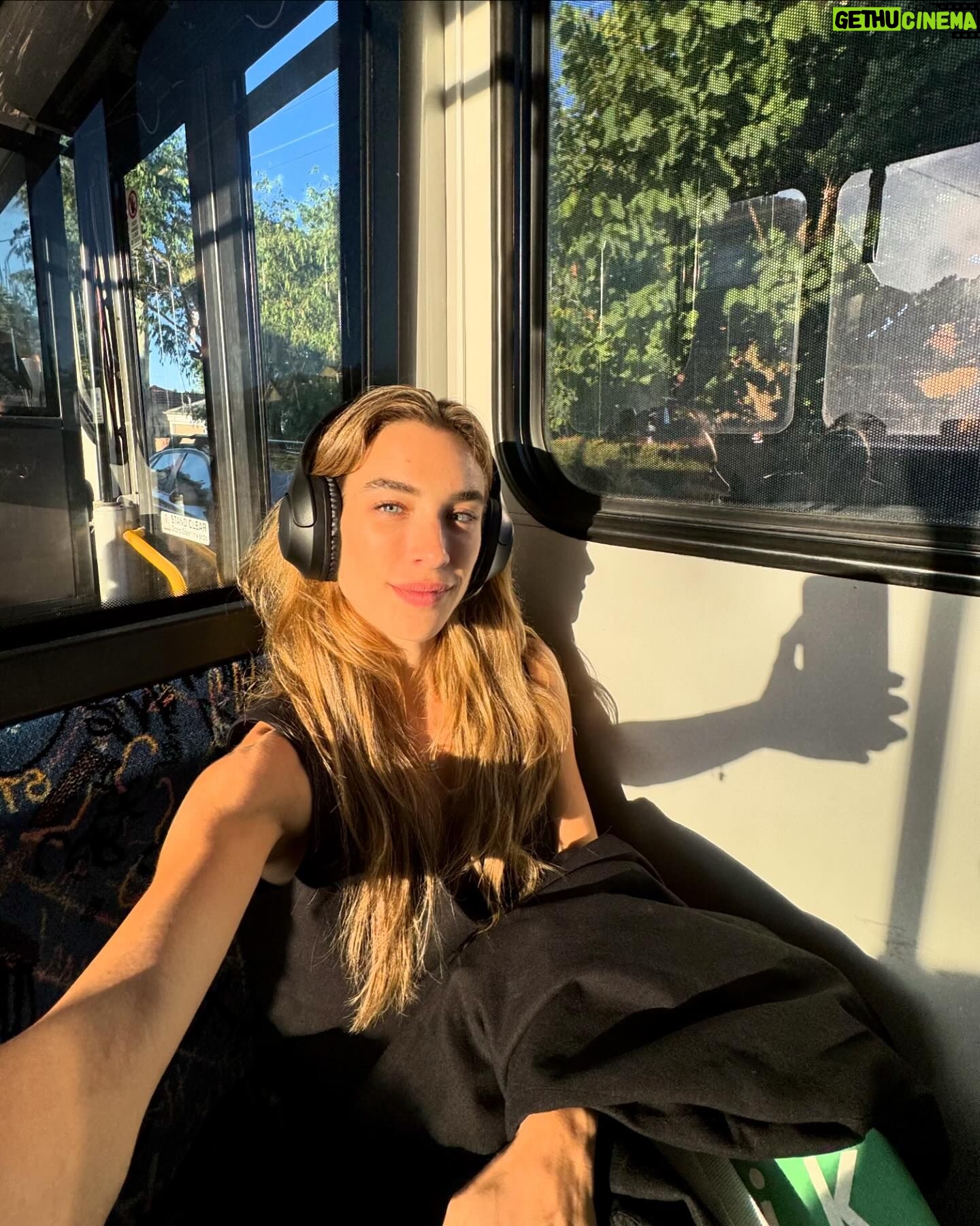 Marcela Fetter Instagram - Diário de bordo: 30° dia de 🇦🇺 1 mês de Austrália, 15.558km de distância do que chamava de vida e da minha zona de conforto. Essa sou eu, me reconectando com meu lado sonhadora, fazendo jus ao meu sol em aquário, todos os dias vivendo algo “pela primeira vez”. Falando nisso, qual foi a última vez que você fez algo pela primeira vez? Você se lembra de como é gostosa essa sensação? Você não precisa atravessar o planeta pra isso, mas eu precisei ir para bemmm longe da minha zona de conforto pra entender certas coisas e me conectar com algumas coisas que estavam perdidas em mim. O intercâmbio é muito, mas muito mais intenso do que eu imaginei e com essa intensidade, vem alguns aprendizados, como: - Desacelerar é importante. - Viver um dia de cada vez é o segredo de tudo. - Que nem tudo é do jeito que a gente quer. - Que viver o novo faz eu me sentir viva. - Chorar é tão necessário quanto sorrir. - Que pra sentir o gostinho da superação, precisamos nos arriscar. - Somos capazes de tudo. - Como vivemos no automático sem perceber. - Temos um mundo de possibilidades. Mas viver o presente é o maior de todos aprendizados! E ainda no meio de tudo isso, percebi o quanto tenho sede de viver e passei a amar mais o processo, sem pensar muito na linha de chegada. Isso torna a vida muito mais legal e menos pesada. Austrália temos tanto a viver mas em pouco tempo você me lembrou coisas simples da vida, trazendo de volta minha criança sonhadora, cheia de desejos, com muitas inseguranças também, mas sem medo de me arriscar e de viver minha verdade, que no fundo é isso que realmente importante. Gratidão por cada benção e cada obstáculo vivido nesse primeiro mês de intercâmbio, tudo que acontece é pra nossa evolução (não esqueçam disso)! 🙏🏼🤍🙌🏼