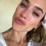 Marcela Fetter Instagram - Diário de bordo: 30° dia de 🇦🇺 1 mês de Austrália, 15.558km de distância do que chamava de vida e da minha zona de conforto. Essa sou eu, me reconectando com meu lado sonhadora, fazendo jus ao meu sol em aquário, todos os dias vivendo algo “pela primeira vez”. Falando nisso, qual foi a última vez que você fez algo pela primeira vez? Você se lembra de como é gostosa essa sensação? Você não precisa atravessar o planeta pra isso, mas eu precisei ir para bemmm longe da minha zona de conforto pra entender certas coisas e me conectar com algumas coisas que estavam perdidas em mim. O intercâmbio é muito, mas muito mais intenso do que eu imaginei e com essa intensidade, vem alguns aprendizados, como: - Desacelerar é importante. - Viver um dia de cada vez é o segredo de tudo. - Que nem tudo é do jeito que a gente quer. - Que viver o novo faz eu me sentir viva. - Chorar é tão necessário quanto sorrir. - Que pra sentir o gostinho da superação, precisamos nos arriscar. - Somos capazes de tudo. - Como vivemos no automático sem perceber. - Temos um mundo de possibilidades. Mas viver o presente é o maior de todos aprendizados! E ainda no meio de tudo isso, percebi o quanto tenho sede de viver e passei a amar mais o processo, sem pensar muito na linha de chegada. Isso torna a vida muito mais legal e menos pesada. Austrália temos tanto a viver mas em pouco tempo você me lembrou coisas simples da vida, trazendo de volta minha criança sonhadora, cheia de desejos, com muitas inseguranças também, mas sem medo de me arriscar e de viver minha verdade, que no fundo é isso que realmente importante. Gratidão por cada benção e cada obstáculo vivido nesse primeiro mês de intercâmbio, tudo que acontece é pra nossa evolução (não esqueçam disso)! 🙏🏼🤍🙌🏼