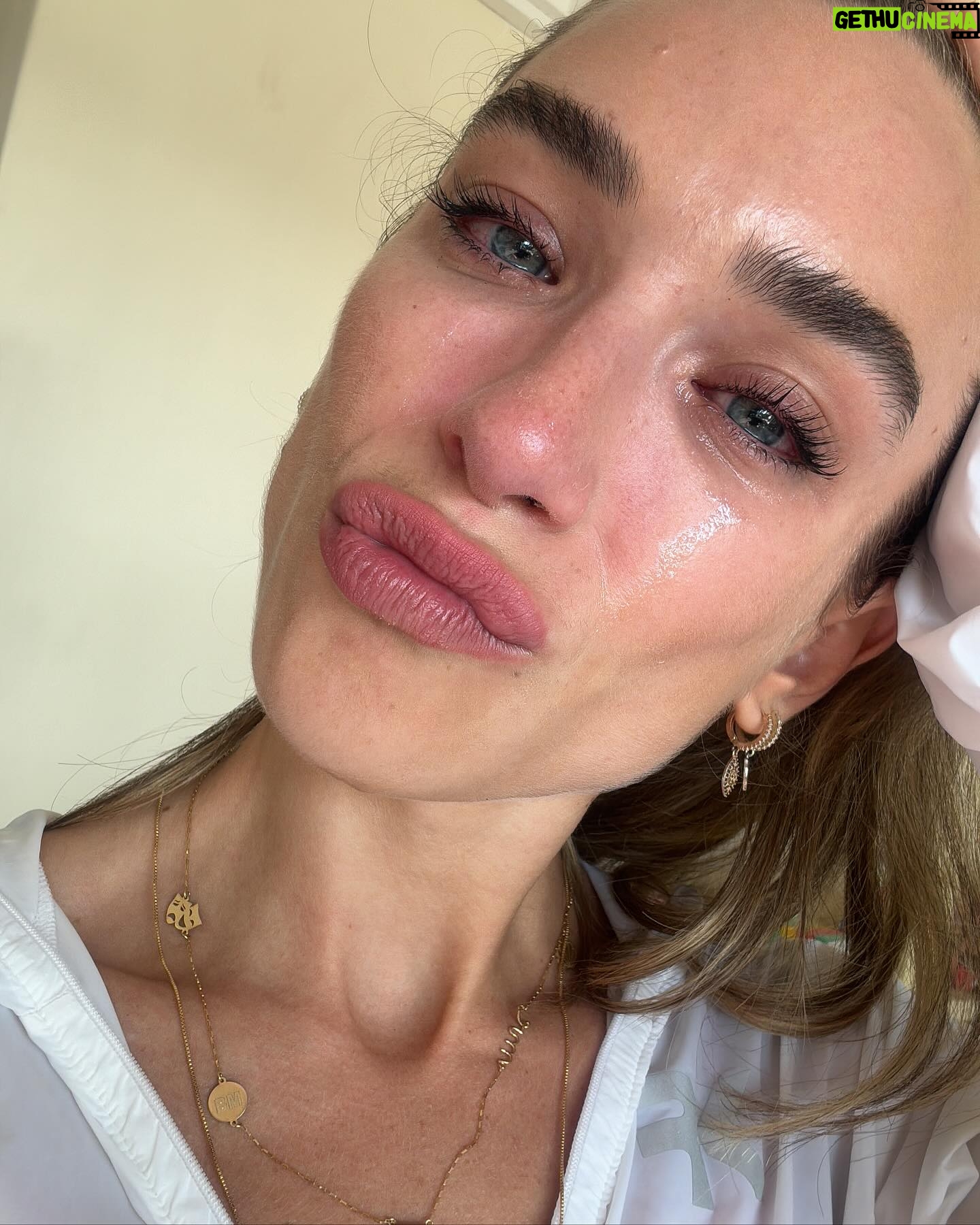 Marcela Fetter Instagram - Diário de bordo: 30° dia de 🇦🇺 1 mês de Austrália, 15.558km de distância do que chamava de vida e da minha zona de conforto. Essa sou eu, me reconectando com meu lado sonhadora, fazendo jus ao meu sol em aquário, todos os dias vivendo algo “pela primeira vez”. Falando nisso, qual foi a última vez que você fez algo pela primeira vez? Você se lembra de como é gostosa essa sensação? Você não precisa atravessar o planeta pra isso, mas eu precisei ir para bemmm longe da minha zona de conforto pra entender certas coisas e me conectar com algumas coisas que estavam perdidas em mim. O intercâmbio é muito, mas muito mais intenso do que eu imaginei e com essa intensidade, vem alguns aprendizados, como: - Desacelerar é importante. - Viver um dia de cada vez é o segredo de tudo. - Que nem tudo é do jeito que a gente quer. - Que viver o novo faz eu me sentir viva. - Chorar é tão necessário quanto sorrir. - Que pra sentir o gostinho da superação, precisamos nos arriscar. - Somos capazes de tudo. - Como vivemos no automático sem perceber. - Temos um mundo de possibilidades. Mas viver o presente é o maior de todos aprendizados! E ainda no meio de tudo isso, percebi o quanto tenho sede de viver e passei a amar mais o processo, sem pensar muito na linha de chegada. Isso torna a vida muito mais legal e menos pesada. Austrália temos tanto a viver mas em pouco tempo você me lembrou coisas simples da vida, trazendo de volta minha criança sonhadora, cheia de desejos, com muitas inseguranças também, mas sem medo de me arriscar e de viver minha verdade, que no fundo é isso que realmente importante. Gratidão por cada benção e cada obstáculo vivido nesse primeiro mês de intercâmbio, tudo que acontece é pra nossa evolução (não esqueçam disso)! 🙏🏼🤍🙌🏼
