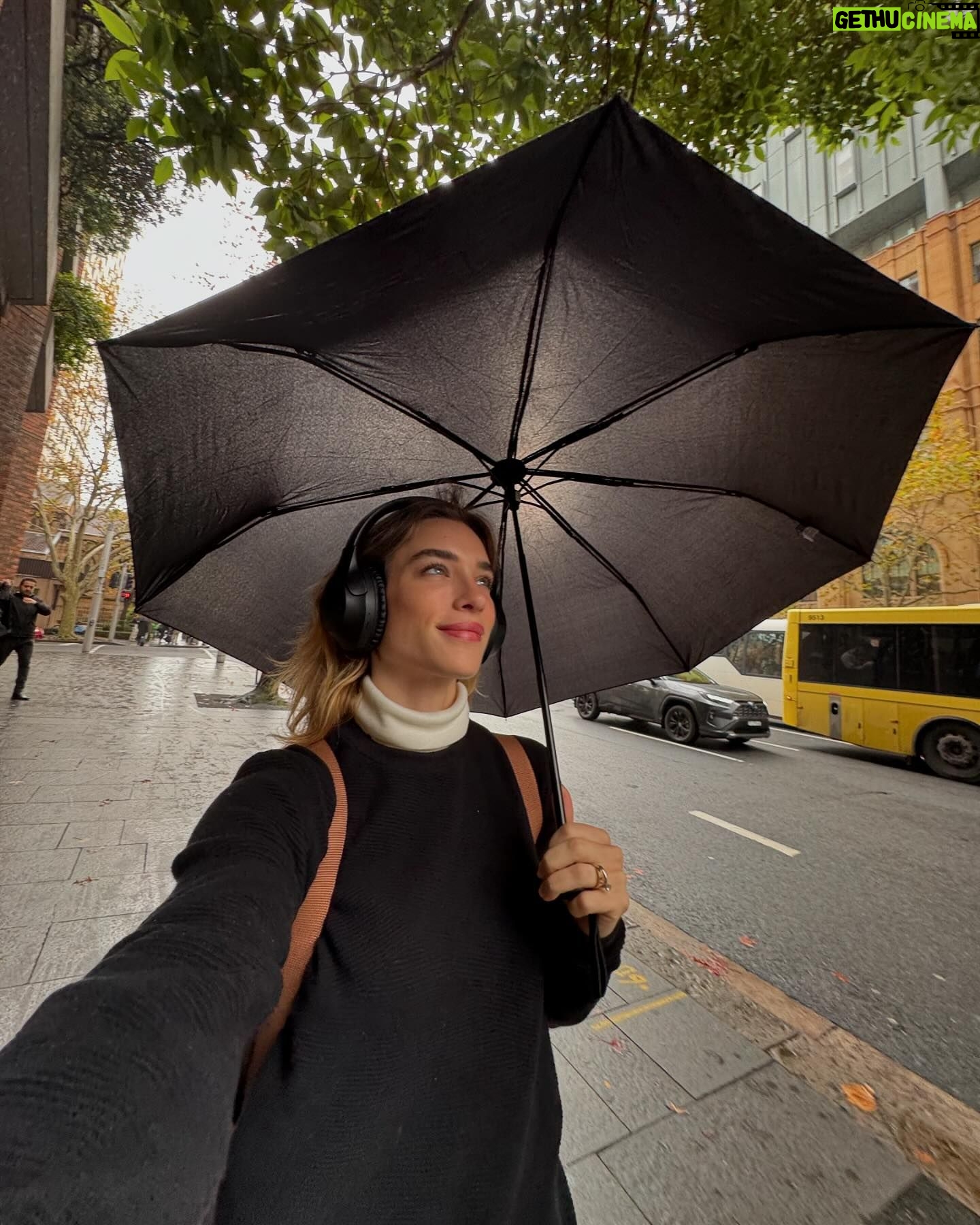 Marcela Fetter Instagram - 2 meses e meio de uma das experiências mais incríveis que eu já vivi e vou ter orgulho de contar pros meus filhos e netos, lógico que nenhuma vida de adulto são só rosas, tem lá seus desafios, mas a cada superação, você percebe que não há sensação melhor do que se jogar nesse mundão e saber que você é capaz! Dividi alguns dos aprendizados que tive no primeiro mês e se fosse pra escolher um dos maiores que tive no segundo mês, com certeza seria me abrir pro novo, descobrir um mundo de possibilidades, diferentes línguas e linguagens de comunicação, aprender com novas culturas e conhecer pessoas que eu jamais teria a oportunidade de conhecer vivendo na minha zona de conforto. Fiz amigos do Japão, Chile, Argentina, Tailândia, Turquia e encontrei uns brasileiros perdidos como eu no outro lado do mundo kkk que com certeza vou levar um pouquinho de cada um e lembrar com muito carinho dessa fase que vivemos aqui. Entendi também, que nos tornamos pessoas mais interessantes quando saímos da nossa bolha e nos abrimos pro novo. Cada dia que se inicia aqui me sinto mais e mais viva. E não poderia deixar de agradecer primeiro a @hellostudy , porque se não fosse essa família intercambista, não estaríamos aqui hoje e a @ilscsydney por ter abraçado esse sonho! Quando voce esta vibrando na sua energia de essência, o universo se encarrega do resto! ✨💛