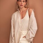 Marcela Fetter Instagram - @gqbrasil 💛⚡️ ・・・ Na pele da jornalista Érica em "Pantanal", Marcela Fetter poderia ter interpretado Madeleine na primeira fase da novela. Isso porque o primeiro teste da atriz para o folhetim foi para a personagem de Bruna Linzmeyer. "Meu primeiro contato com a novela foi em um processo de testes para fazer a Madeleine na primeira versão, no final de 2020, se eu não me engano. Fui passando por alguns testes e acabou que não rolou a Madeleine", conta em entrevista à GQ. "No final de janeiro de 2022, fui convidada para fazer a Érica. E nada é por acaso, é um prazer fazer a Érica, uma delícia, e hoje eu entendo tudo, o porque que foi assim", completa. No papo, a atriz também confessa que admira o jeito cara de pau de sua personagem. "Gostaria até de roubar um pouquinho dela", diz. . Entrevista completa no site, link nos stories. 📸 @pupindeleu #GQBrasil #Pantanal #MarcelaFetter