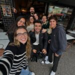 Marcela Fetter Instagram - 2 meses e meio de uma das experiências mais incríveis que eu já vivi e vou ter orgulho de contar pros meus filhos e netos, lógico que nenhuma vida de adulto são só rosas, tem lá seus desafios, mas a cada superação, você percebe que não há sensação melhor do que se jogar nesse mundão e saber que você é capaz! Dividi alguns dos aprendizados que tive no primeiro mês e se fosse pra escolher um dos maiores que tive no segundo mês, com certeza seria me abrir pro novo, descobrir um mundo de possibilidades, diferentes línguas e linguagens de comunicação, aprender com novas culturas e conhecer pessoas que eu jamais teria a oportunidade de conhecer vivendo na minha zona de conforto. Fiz amigos do Japão, Chile, Argentina, Tailândia, Turquia e encontrei uns brasileiros perdidos como eu no outro lado do mundo kkk que com certeza vou levar um pouquinho de cada um e lembrar com muito carinho dessa fase que vivemos aqui. Entendi também, que nos tornamos pessoas mais interessantes quando saímos da nossa bolha e nos abrimos pro novo. Cada dia que se inicia aqui me sinto mais e mais viva. E não poderia deixar de agradecer primeiro a @hellostudy , porque se não fosse essa família intercambista, não estaríamos aqui hoje e a @ilscsydney por ter abraçado esse sonho! Quando voce esta vibrando na sua energia de essência, o universo se encarrega do resto! ✨💛