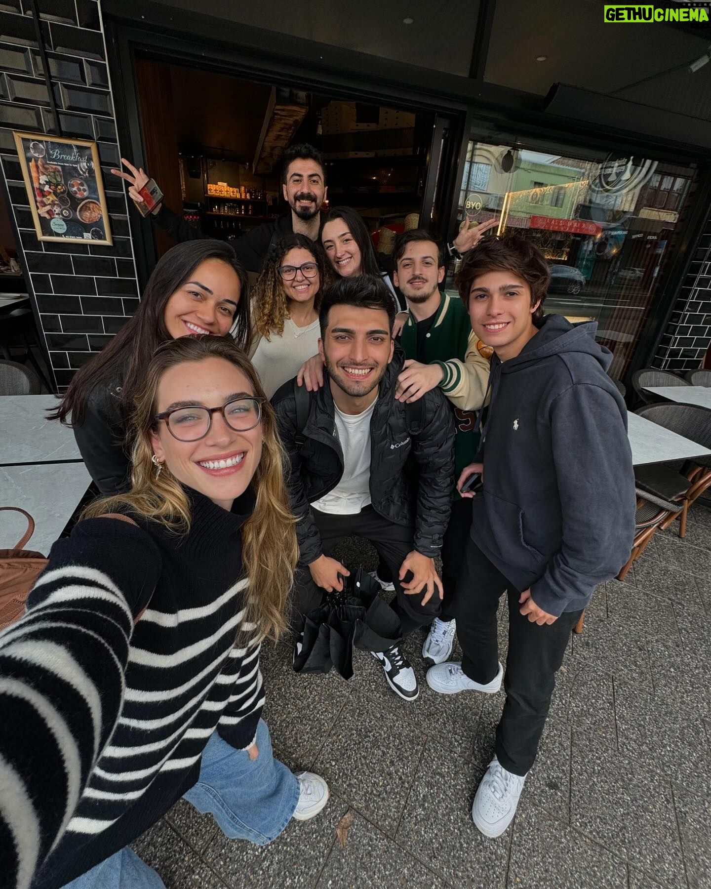 Marcela Fetter Instagram - 2 meses e meio de uma das experiências mais incríveis que eu já vivi e vou ter orgulho de contar pros meus filhos e netos, lógico que nenhuma vida de adulto são só rosas, tem lá seus desafios, mas a cada superação, você percebe que não há sensação melhor do que se jogar nesse mundão e saber que você é capaz! Dividi alguns dos aprendizados que tive no primeiro mês e se fosse pra escolher um dos maiores que tive no segundo mês, com certeza seria me abrir pro novo, descobrir um mundo de possibilidades, diferentes línguas e linguagens de comunicação, aprender com novas culturas e conhecer pessoas que eu jamais teria a oportunidade de conhecer vivendo na minha zona de conforto. Fiz amigos do Japão, Chile, Argentina, Tailândia, Turquia e encontrei uns brasileiros perdidos como eu no outro lado do mundo kkk que com certeza vou levar um pouquinho de cada um e lembrar com muito carinho dessa fase que vivemos aqui. Entendi também, que nos tornamos pessoas mais interessantes quando saímos da nossa bolha e nos abrimos pro novo. Cada dia que se inicia aqui me sinto mais e mais viva. E não poderia deixar de agradecer primeiro a @hellostudy , porque se não fosse essa família intercambista, não estaríamos aqui hoje e a @ilscsydney por ter abraçado esse sonho! Quando voce esta vibrando na sua energia de essência, o universo se encarrega do resto! ✨💛