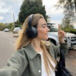 Marcela Fetter Instagram - 2 meses e meio de uma das experiências mais incríveis que eu já vivi e vou ter orgulho de contar pros meus filhos e netos, lógico que nenhuma vida de adulto são só rosas, tem lá seus desafios, mas a cada superação, você percebe que não há sensação melhor do que se jogar nesse mundão e saber que você é capaz! Dividi alguns dos aprendizados que tive no primeiro mês e se fosse pra escolher um dos maiores que tive no segundo mês, com certeza seria me abrir pro novo, descobrir um mundo de possibilidades, diferentes línguas e linguagens de comunicação, aprender com novas culturas e conhecer pessoas que eu jamais teria a oportunidade de conhecer vivendo na minha zona de conforto. Fiz amigos do Japão, Chile, Argentina, Tailândia, Turquia e encontrei uns brasileiros perdidos como eu no outro lado do mundo kkk que com certeza vou levar um pouquinho de cada um e lembrar com muito carinho dessa fase que vivemos aqui. Entendi também, que nos tornamos pessoas mais interessantes quando saímos da nossa bolha e nos abrimos pro novo. Cada dia que se inicia aqui me sinto mais e mais viva. E não poderia deixar de agradecer primeiro a @hellostudy , porque se não fosse essa família intercambista, não estaríamos aqui hoje e a @ilscsydney por ter abraçado esse sonho! Quando voce esta vibrando na sua energia de essência, o universo se encarrega do resto! ✨💛