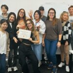 Marcela Fetter Instagram – 2 meses e meio de uma das experiências mais incríveis que eu já vivi e vou ter orgulho de contar pros meus filhos e netos, lógico que nenhuma vida de adulto são só rosas, tem lá seus desafios, mas a cada superação, você percebe que não há sensação melhor do que se jogar nesse mundão e saber que você é capaz!
Dividi alguns dos aprendizados que tive no primeiro mês e se fosse pra escolher um dos maiores que tive no segundo mês, com certeza seria me abrir pro novo, descobrir um mundo de possibilidades, diferentes línguas e linguagens de comunicação, aprender com novas culturas e conhecer pessoas que eu jamais teria a oportunidade de conhecer vivendo na minha zona de conforto. Fiz amigos do Japão, Chile, Argentina, Tailândia, Turquia e encontrei uns brasileiros perdidos como eu no outro lado do mundo kkk que com certeza vou levar um pouquinho de cada um e lembrar com muito carinho dessa fase que vivemos aqui.
Entendi também, que nos tornamos pessoas mais interessantes quando saímos da nossa bolha e nos abrimos pro novo. Cada dia que se inicia aqui me sinto mais e mais viva.

E não poderia deixar de agradecer primeiro a @hellostudy , porque se não fosse essa família intercambista, não estaríamos aqui hoje e a @ilscsydney por ter abraçado esse sonho! Quando voce esta vibrando na sua energia de essência, o universo se encarrega do resto! ✨💛