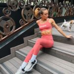 Marcela Fetter Instagram - Era pra ser só uma foto avisando que meu treino de posteriores tá completinho nos stories, mas pelo jeito não fui eu que protagonizei a cena. 😂🫶🏼 conjunto sempre da @rokbox_fitness esse da linha basic eu amo!