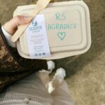 Marcela Fetter Instagram – 2 meses e meio de uma das experiências mais incríveis que eu já vivi e vou ter orgulho de contar pros meus filhos e netos, lógico que nenhuma vida de adulto são só rosas, tem lá seus desafios, mas a cada superação, você percebe que não há sensação melhor do que se jogar nesse mundão e saber que você é capaz!
Dividi alguns dos aprendizados que tive no primeiro mês e se fosse pra escolher um dos maiores que tive no segundo mês, com certeza seria me abrir pro novo, descobrir um mundo de possibilidades, diferentes línguas e linguagens de comunicação, aprender com novas culturas e conhecer pessoas que eu jamais teria a oportunidade de conhecer vivendo na minha zona de conforto. Fiz amigos do Japão, Chile, Argentina, Tailândia, Turquia e encontrei uns brasileiros perdidos como eu no outro lado do mundo kkk que com certeza vou levar um pouquinho de cada um e lembrar com muito carinho dessa fase que vivemos aqui.
Entendi também, que nos tornamos pessoas mais interessantes quando saímos da nossa bolha e nos abrimos pro novo. Cada dia que se inicia aqui me sinto mais e mais viva.

E não poderia deixar de agradecer primeiro a @hellostudy , porque se não fosse essa família intercambista, não estaríamos aqui hoje e a @ilscsydney por ter abraçado esse sonho! Quando voce esta vibrando na sua energia de essência, o universo se encarrega do resto! ✨💛