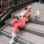 Marcela Fetter Instagram - Era pra ser só uma foto avisando que meu treino de posteriores tá completinho nos stories, mas pelo jeito não fui eu que protagonizei a cena. 😂🫶🏼 conjunto sempre da @rokbox_fitness esse da linha basic eu amo!