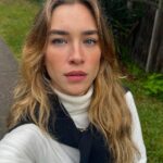 Marcela Fetter Instagram - O momento de ajudar é agora, nao existe o depois, nem o amanhã, cada segundo é crucial. Pra ajudar com doações em dinheiro Pix: enchentes@vakinha.com.br Nome: Vakinha Para ajudar com resgate de animais Pix: deisefalci@gmail.com Deise Falci de Castro Os Correios de São Paulo, Paraná e outros estados estão aceitando e enviando GRATUITAMENTE doações para o RS. É preciso de água potável, cobertores e muita roupa de frio. Está previsto para os próximos dias pancadas de chuva, tempestade e uma frente fria pesada chegando. Ainda tem muita água pra rolar e não podemos parar!!!