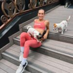 Marcela Fetter Instagram - Era pra ser só uma foto avisando que meu treino de posteriores tá completinho nos stories, mas pelo jeito não fui eu que protagonizei a cena. 😂🫶🏼 conjunto sempre da @rokbox_fitness esse da linha basic eu amo!