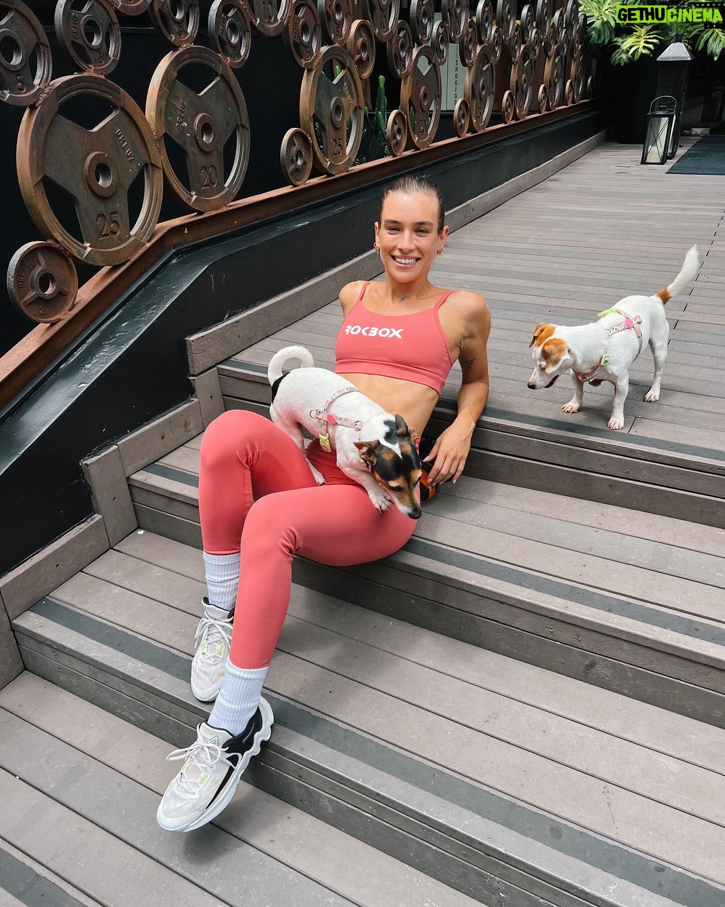 Marcela Fetter Instagram - Era pra ser só uma foto avisando que meu treino de posteriores tá completinho nos stories, mas pelo jeito não fui eu que protagonizei a cena. 😂🫶🏼 conjunto sempre da @rokbox_fitness esse da linha basic eu amo!