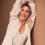 Marcela Fetter Instagram - @gqbrasil 💛⚡️ ・・・ Na pele da jornalista Érica em "Pantanal", Marcela Fetter poderia ter interpretado Madeleine na primeira fase da novela. Isso porque o primeiro teste da atriz para o folhetim foi para a personagem de Bruna Linzmeyer. "Meu primeiro contato com a novela foi em um processo de testes para fazer a Madeleine na primeira versão, no final de 2020, se eu não me engano. Fui passando por alguns testes e acabou que não rolou a Madeleine", conta em entrevista à GQ. "No final de janeiro de 2022, fui convidada para fazer a Érica. E nada é por acaso, é um prazer fazer a Érica, uma delícia, e hoje eu entendo tudo, o porque que foi assim", completa. No papo, a atriz também confessa que admira o jeito cara de pau de sua personagem. "Gostaria até de roubar um pouquinho dela", diz. . Entrevista completa no site, link nos stories. 📸 @pupindeleu #GQBrasil #Pantanal #MarcelaFetter