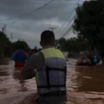 Marcela Fetter Instagram - Meu coração está em pedaços, nunca imaginamos que algo assim acontecerá.. a sensação de impotência toma conta, mas precisamos seguir ajudando de todas as formas possíveis. Rio Grande do Sul sofreu a maior catástrofe da história, impactando a vida de milhares de vidas e famílias. Estado que eu nasci e cresci, pra quem está perguntando, minha família está segura graças a Deus, agradeço as mensagens de preocupação. Do outro lado do mundo, acordo procurando notícias e formas de como posso ajudar, aqui estão alguns caminhos que temos para fazer nossa parte. Além das doações, precisamos nos unir e concentrar todas as nossas energias em orações imaginando todo o RS com uma luz dourada e Deus abençoando cada uma das famílias. Se meu coração dói profundamente de ver essas cenas reais, que parecem filme de terror, não consigo nem imaginar o que essas pessoas estão passando! Toda minha solidariedade e amor a cada um de vocês 🙏🏼🤍